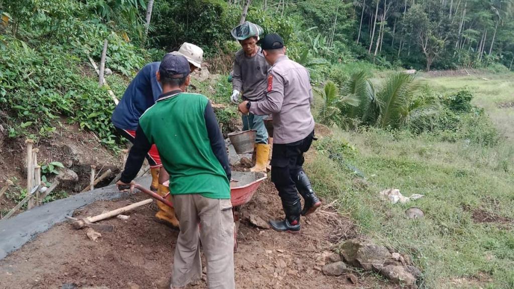 Bhabinkamtibmas Desa Sukahurip Polsek Cipatujah Gotong Royong Pembangunan Saluran Air