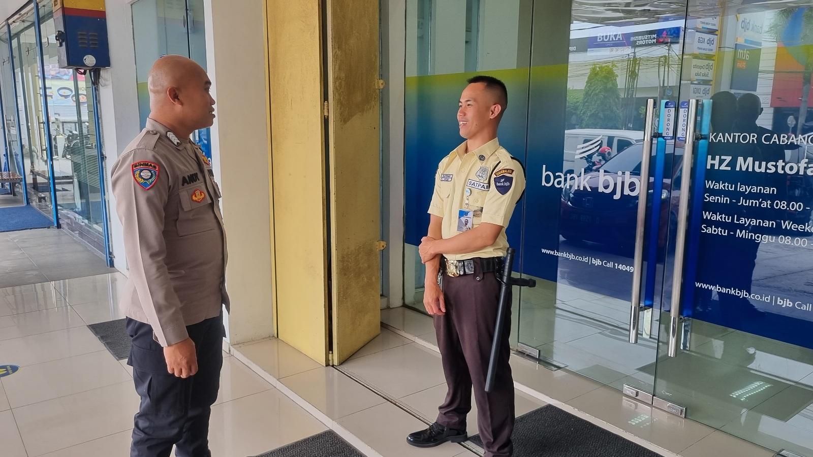 Bhabinkamtibmas Polsek Cihideung Sambangi Satpam Perbankan di Tasikmalaya dan Sosialisasikan Program BEBEJA KA POLRES