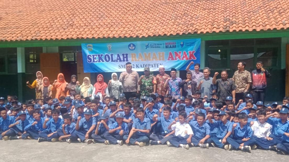 Bhabinkamtibmas Polsek Kadipaten Imbau Pelajar Jaga Kerukunan dan Waspadai Hoaks