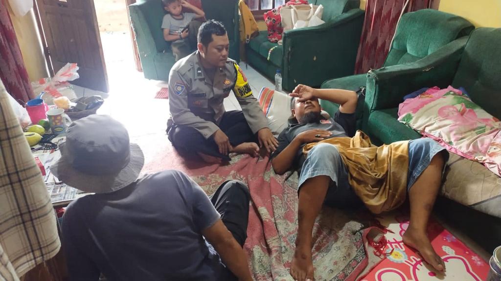 Bhabinkamtibmas Polsek Parungponteng Jenguk Warga yang Sakit Sebagai Wujud Kepedulian