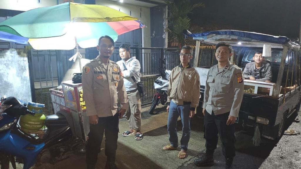 Bhabinkamtibmas Polsek Salawu Sambangi Pedagang Keliling Sampaikan Pesan Kamtibmas