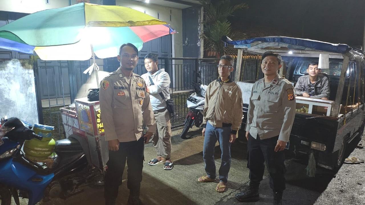 Bhabinkamtibmas Polsek Salawu Sambangi Pedagang Keliling Sampaikan Pesan Kamtibmas