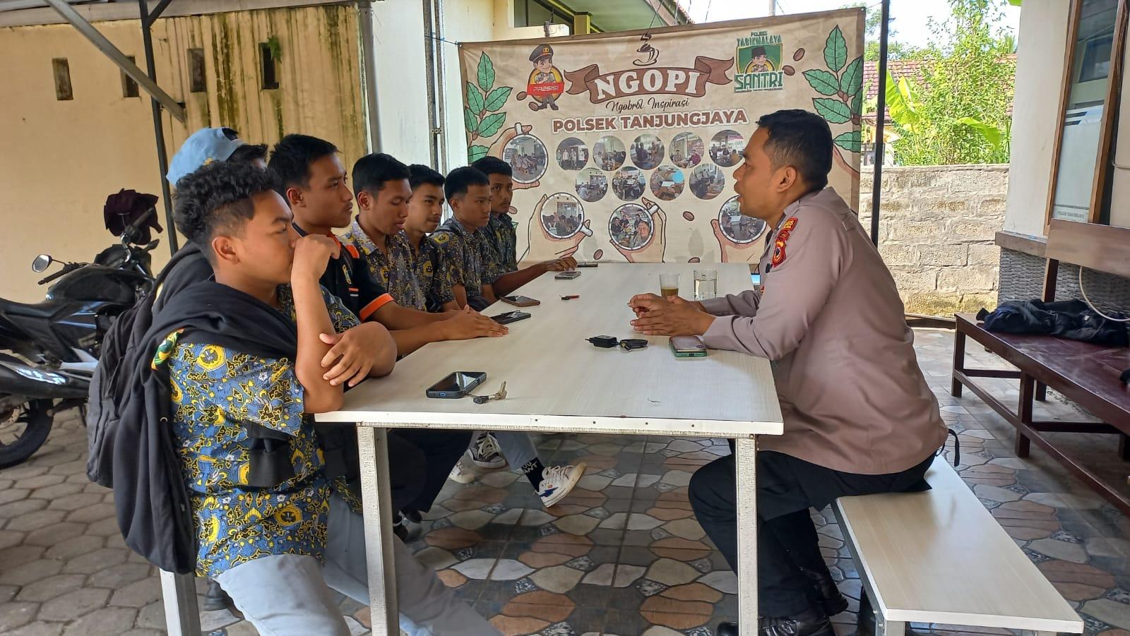 Bhabinkamtibmas Polsek Tanjungjaya Berikan Motivasi kepada Siswa SMK Sukapura Tasikmalaya