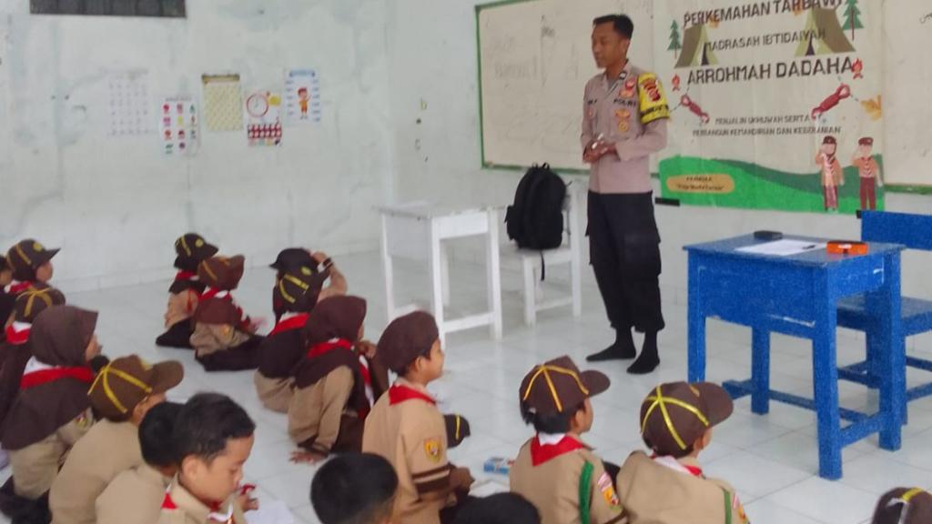 Bhabinkamtibmas Polsek Tawang Sosialisasi Anti Bullying dan Kenakalan Remaja di MI Arrohmah