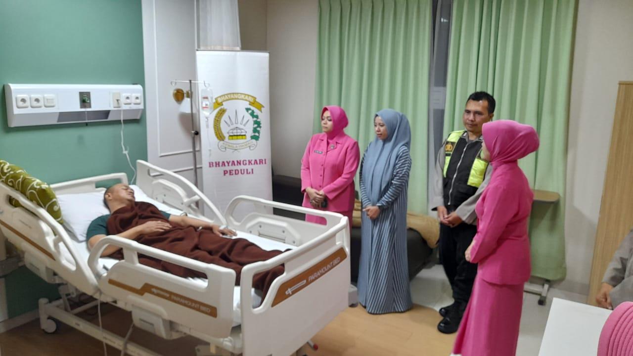 Bhayangkari Cabang Tasikmalaya Kota Jenguk Anggota Polisi yang Terluka dalam Demo Ricuh