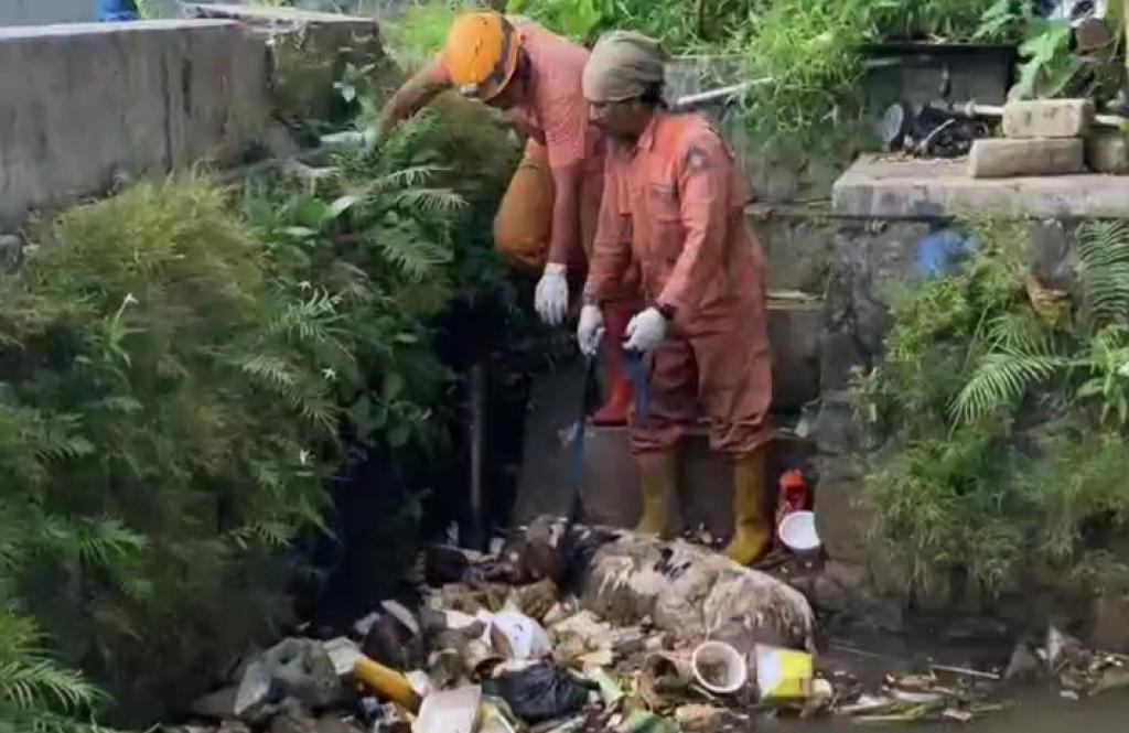 BPBD Kota Tasikmalaya Evakuasi dan Kubur Bangkai Anak Sapi yang Tersangkut di Saluran Irigasi
