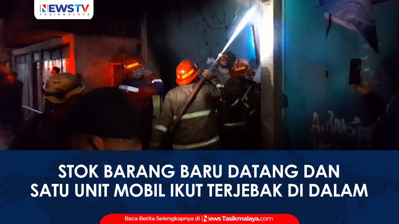 VIDEO: Toko Kasur Sumber Laris Padayungan Terbakar Hebat, Petugas Dobrak Pintu Besi Gunakan Truk BPBD
