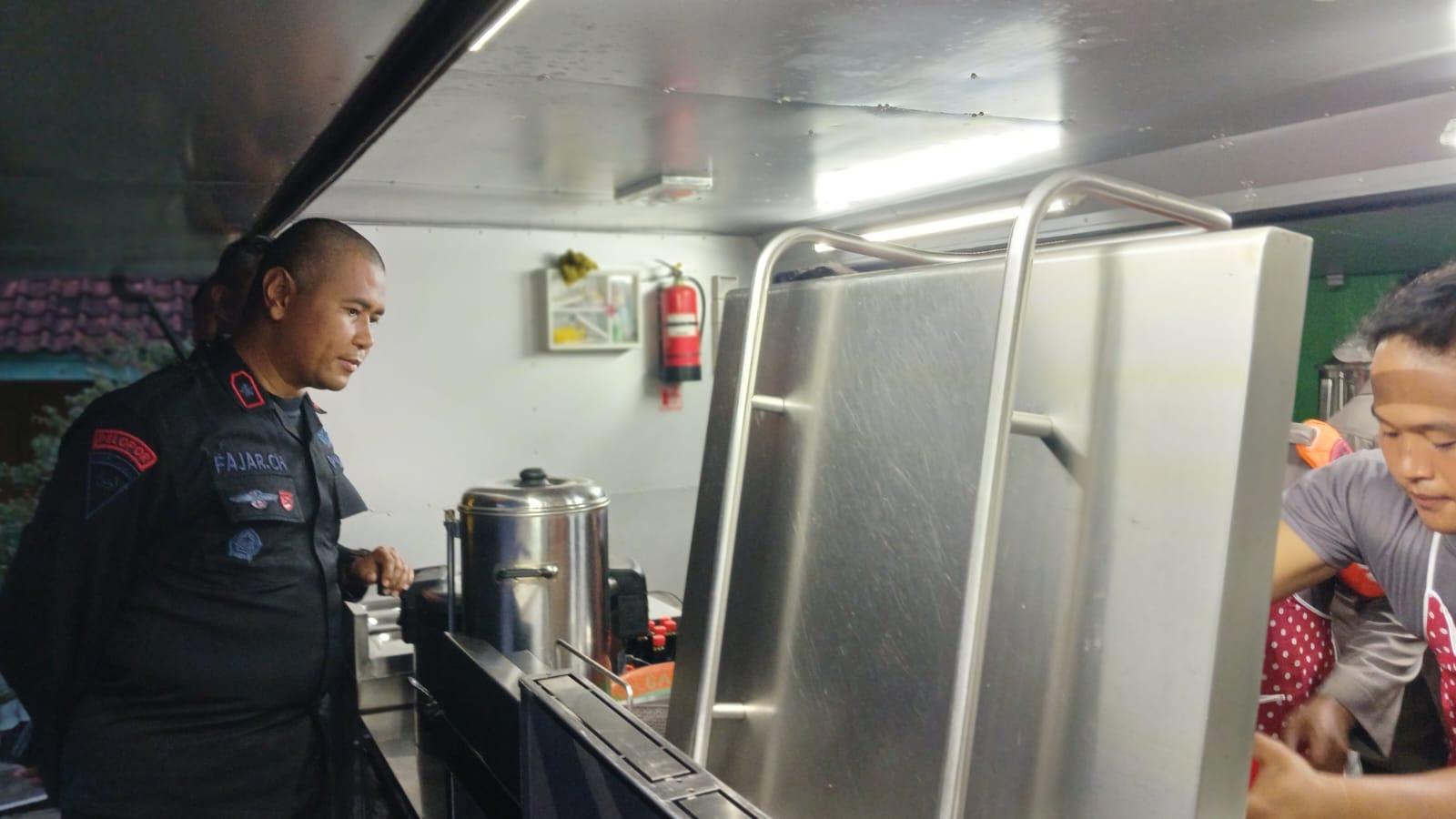 Brimob Polda Jabar Dirikan Dapur Lapangan untuk Korban Banjir di Sukaresik Tasikmalaya