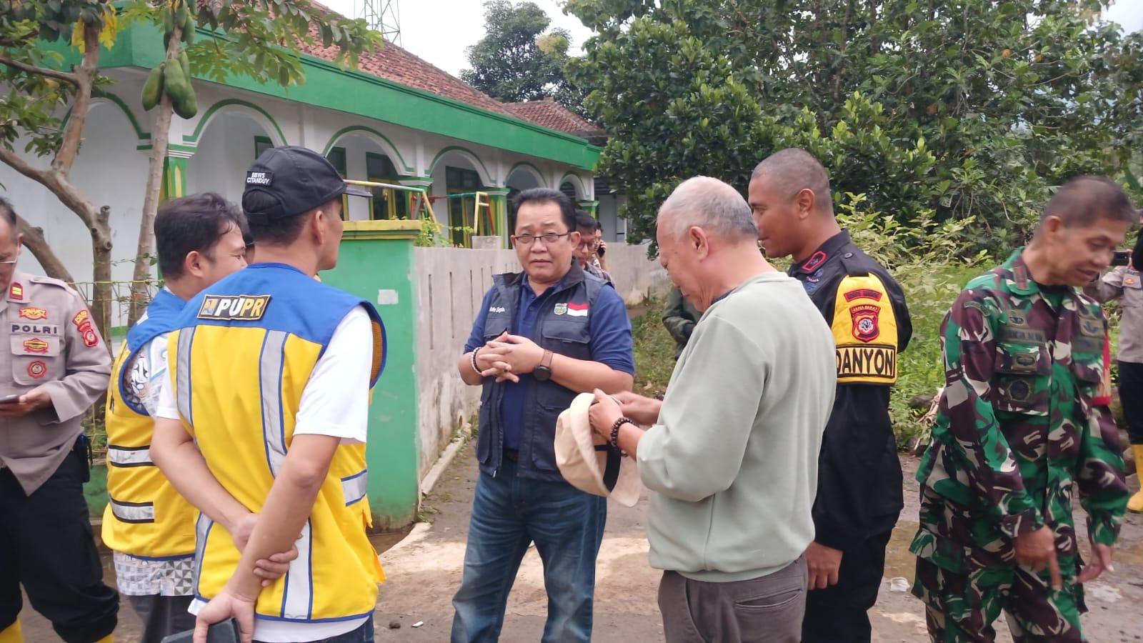 Bupati Tasikmalaya Ade Sugianto Tinjau Lokasi Banjir di Sukaresik, Berikan Bantuan dan Solusi Penanganan
