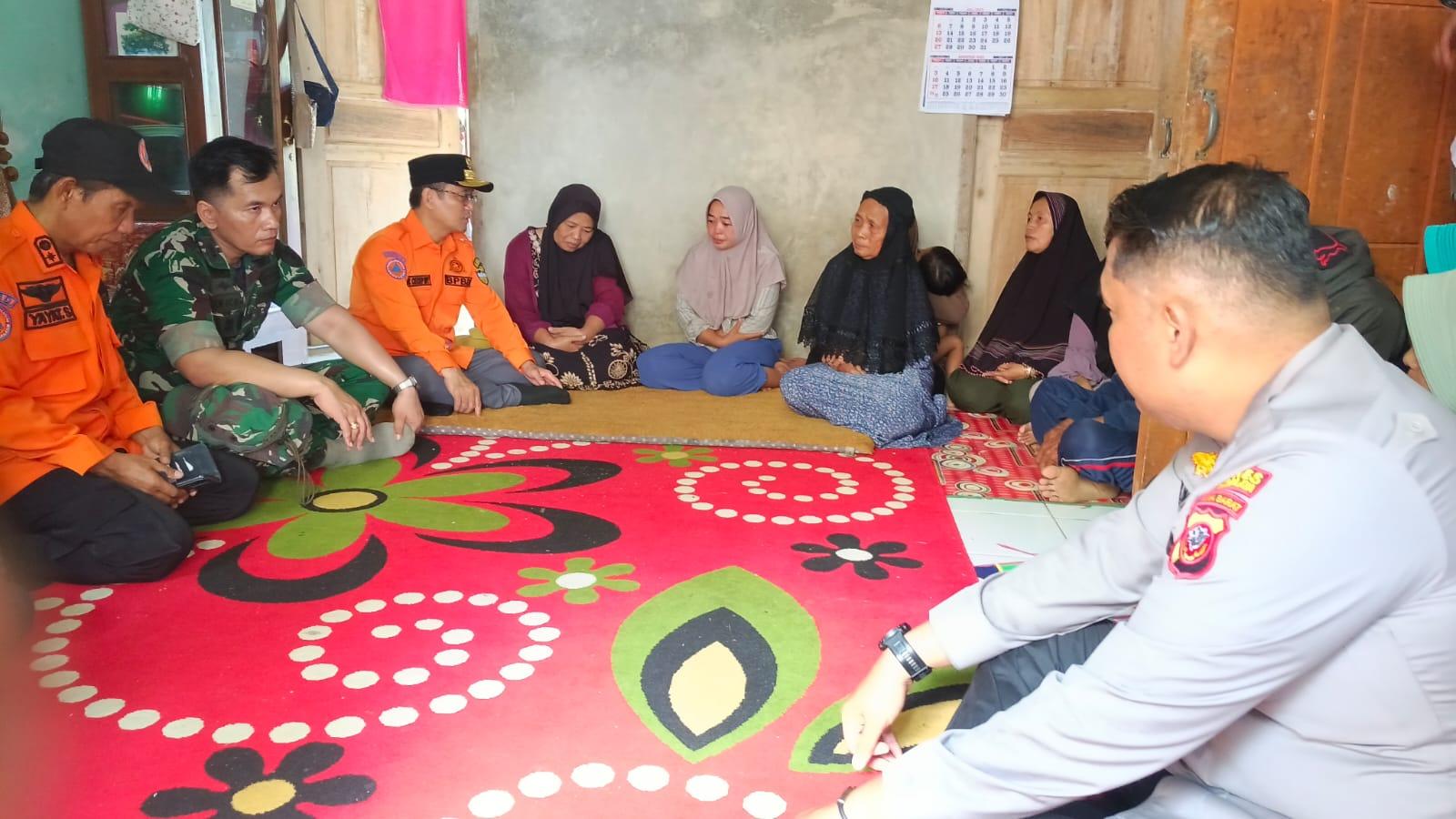 Bupati Tasikmalaya Takziah ke Rumah Korban Longsor di Salawu