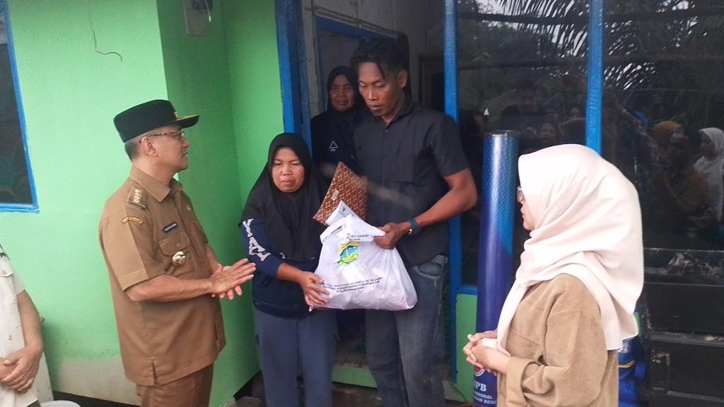 Bupati Tasikmalaya Tinjau Lokasi Longsor di Cidugaleun, Janjikan Perbaikan Rumah Warga dan Tanggung Biaya Perawatan