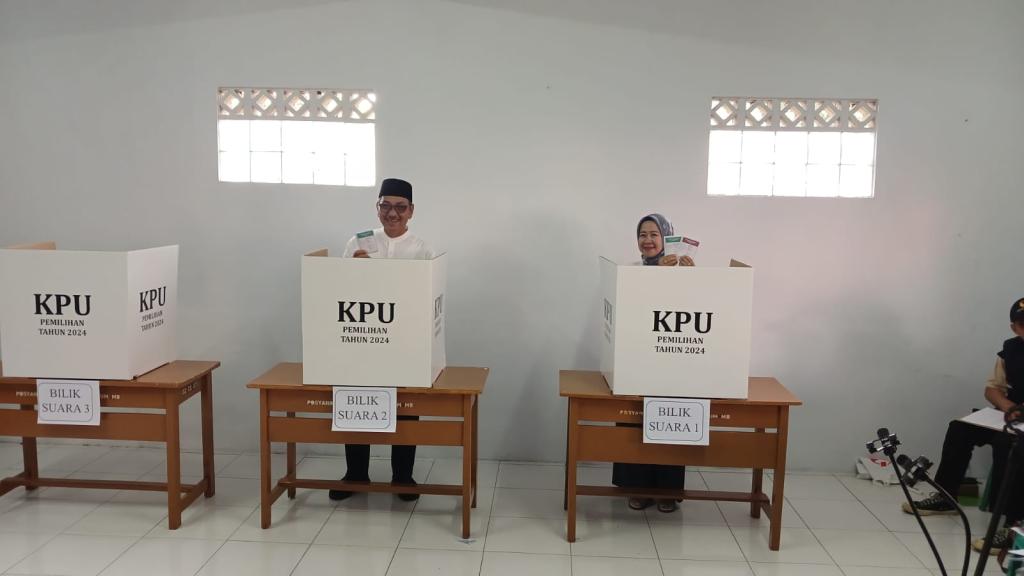 Cawalkot Tasikmalaya Ivan Dicksan Nyoblos Bareng Istri dan Anaknya