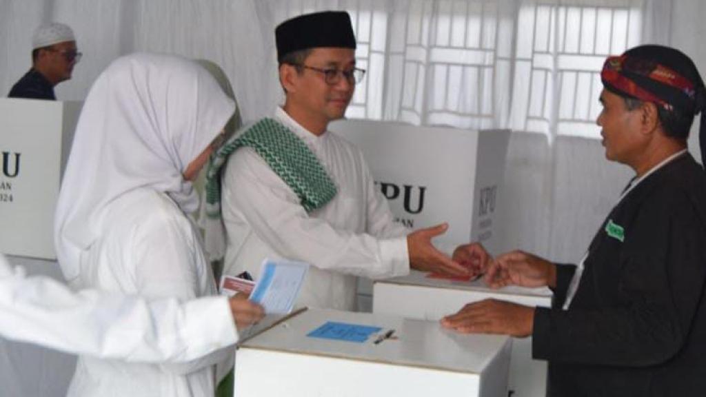 Cecep Nurul Yakin Nyoblos di TPS 02 Desa Jayamukti Tasikmalaya Didampingi Istri