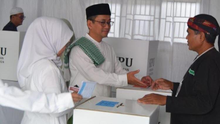 Cecep Nurul Yakin Nyoblos di TPS 02 Desa Jayamukti Tasikmalaya Didampingi Istri