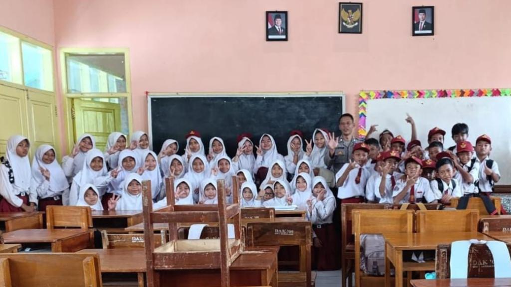 Cegah Bullying, Polres Ciamis Gelar Program Police Go to School di SDN 1 Darmacaang