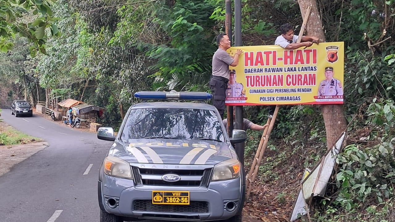 Cegah Kecelakaan, Polsek Cimaragas Pasang Spanduk Imbauan di Titik Rawan Laka Lantas