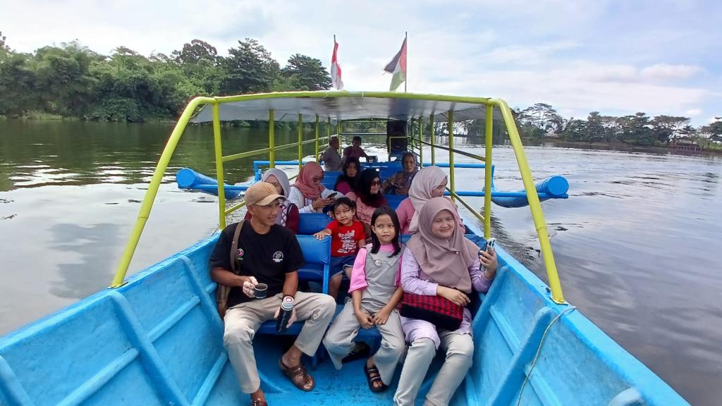 Cerita Wisatawan Menikmati Keindahan Situ Gede Kota Tasikmalaya dengan Perahu di Momen Libur Panjang Waisak