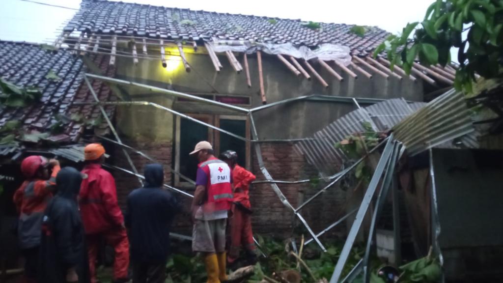 Ciamis Diterjang Hujan Badai, Longsor dan Pohon Tumbang Melanda di 12 Lokasi