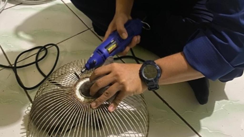 Damkar Ciamis Selamatkan Anak Kucing yang Terjebak di Sangkar Burung