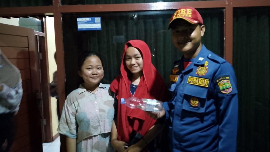 Damkar Ciamis Selamatkan Bancet dari Kepungan Anak Kos