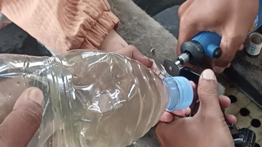 Damkar Kota Tasikmalaya Beraksi Selamatkan Jari Bocah yang Terjepit Holder Handphone