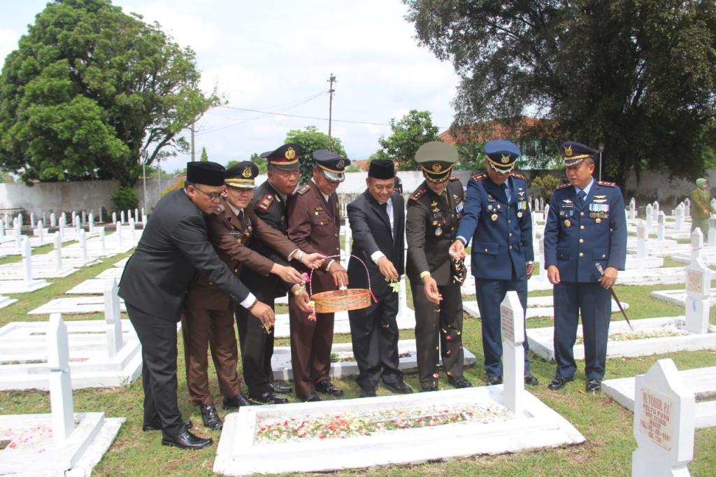 Dandim 0612 Tasikmalaya Pimpin Ziarah Nasional Hari Pahlawan 2024 di TMP Kusuma Bangsa
