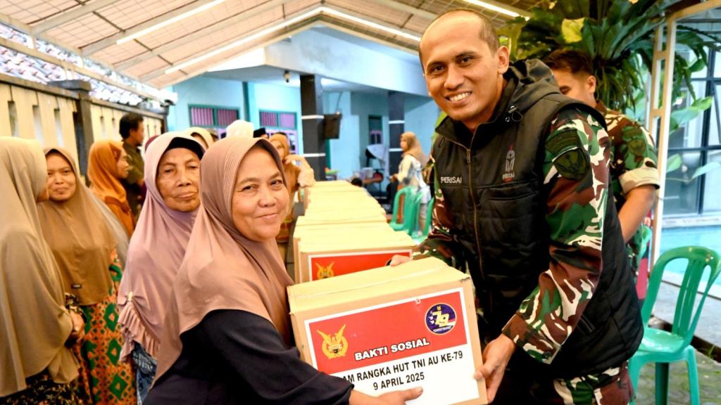 Danlanud Wiriadinata dan PIA Ardhya Garini Salurkan Bantuan Sosial dari Kasau di Gunung Galunggung Sambut HUT ke-79