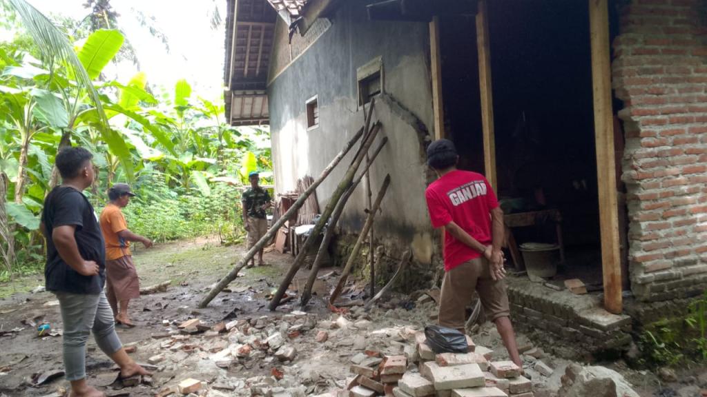 Dapur Rumah Warga Ciamis Jebol Akibat Hujan Deras Disertai Angin Kencang