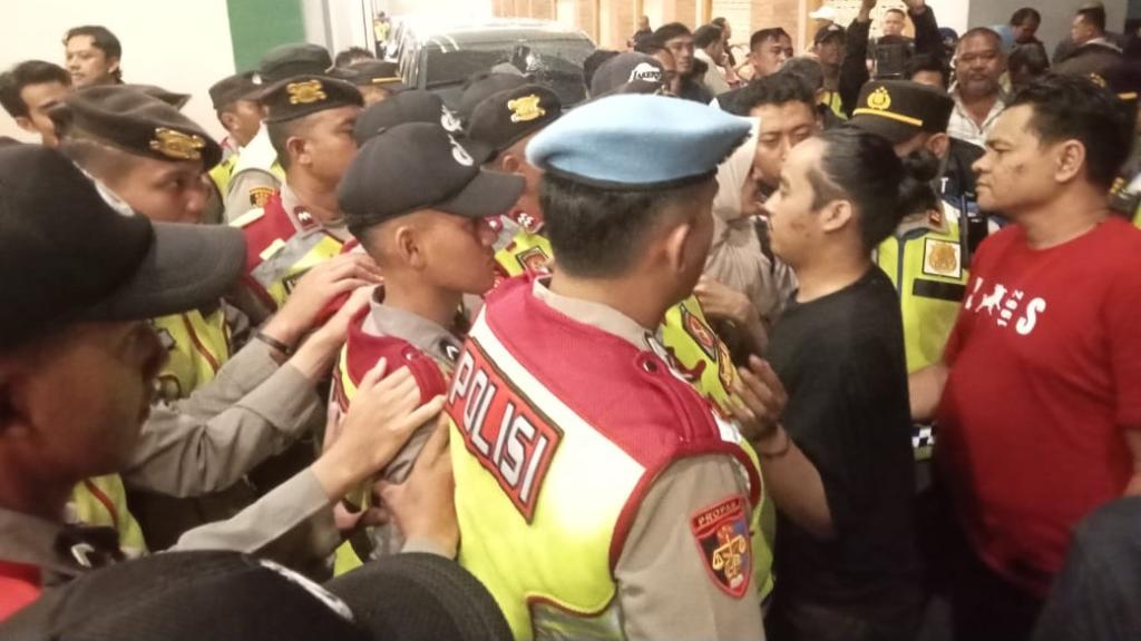 Debat Paslon PSU Pilkada Kabupaten Tasikmalaya Diwarnai Aksi Unjuk Rasa