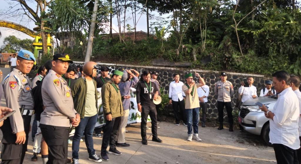 Protes Pengelolaan Sampah, HMI Demo di TPA Ciangir: “Pemkot Gagal, DLH Harus Direformasi!”