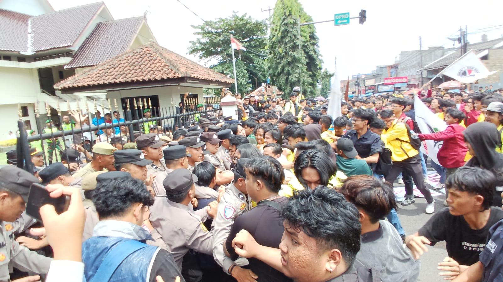 Demo Mahasiswa 'Indonesia Gelap' di Tasikmalaya Ricuh, Polisi dan Demonstran Terluka