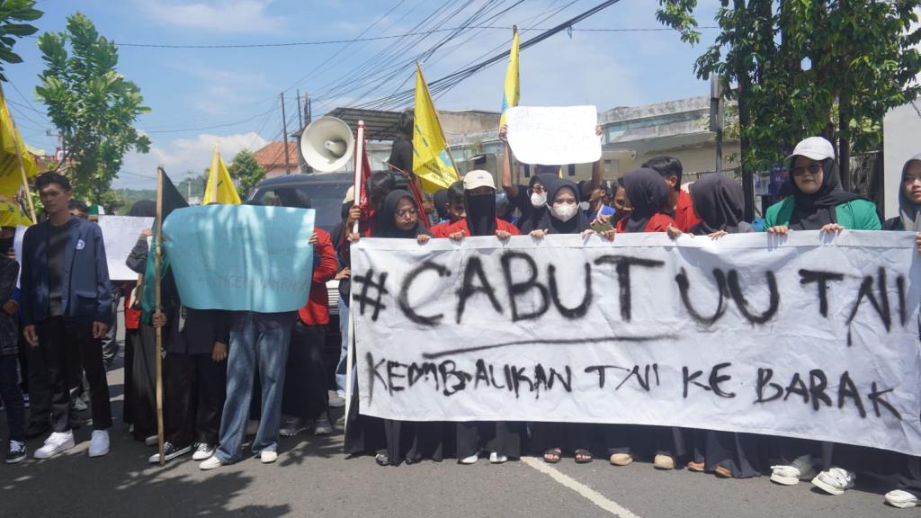 Demo Tolak UU TNI di DPRD Kota Banjar Berujung Ricuh