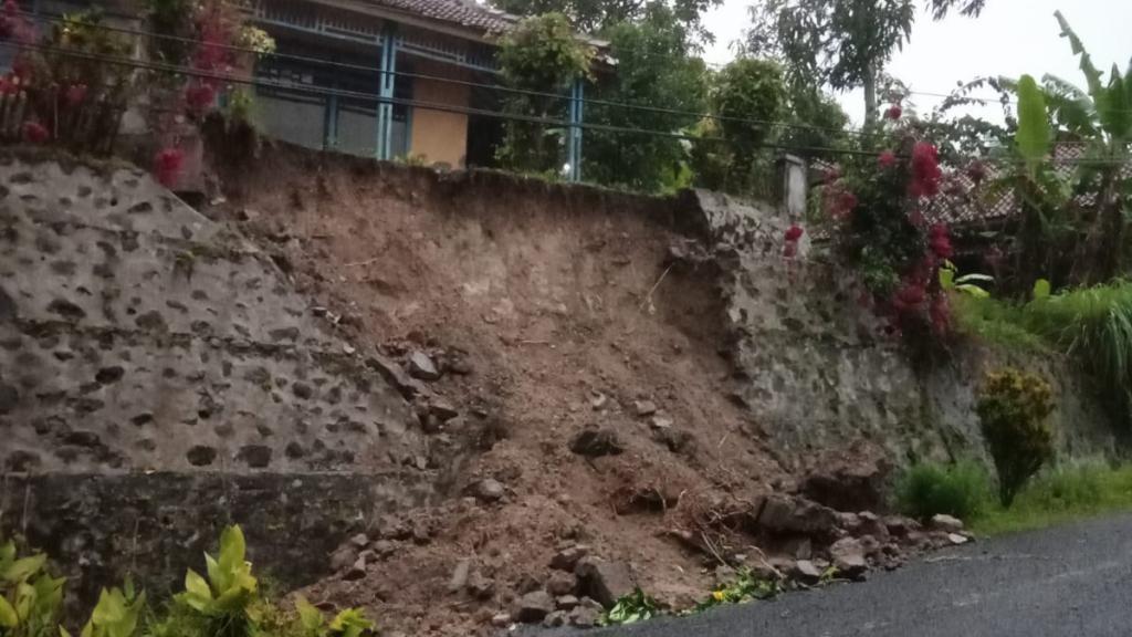 Desa Dadiharja Rancah Ciamis Diterjang Longsor di Lima Lokasi