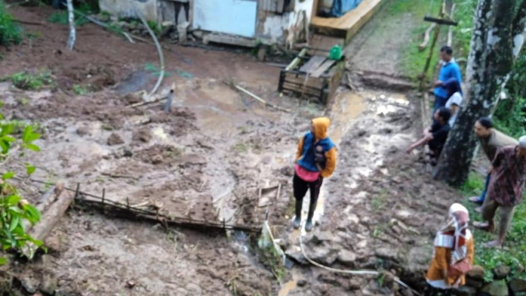 Desa Sukamaju Ciamis Dilanda Longsor, 13 Jiwa Terpaksa Mengungsi