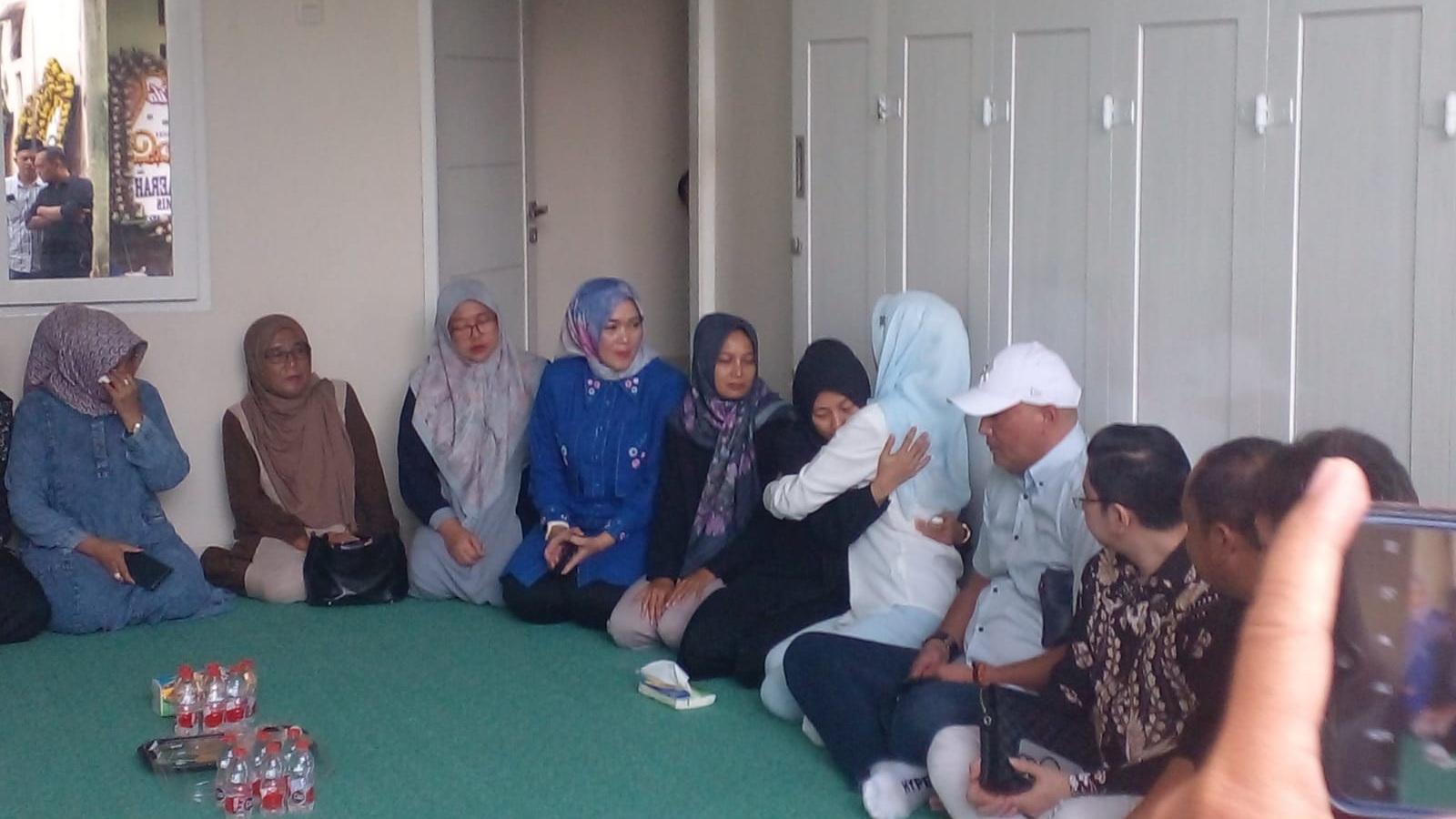 Desy Ratnasari Takziah ke Ciamis: Pengganti Alm. Yana D Putra Sudah Ditunjuk