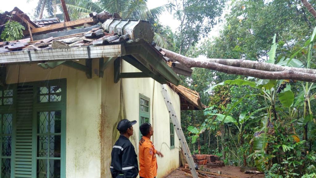 Dewi Dilarikan ke RS Setelah Rumahnya Dihantam Pohon Tumbang di Ciamis