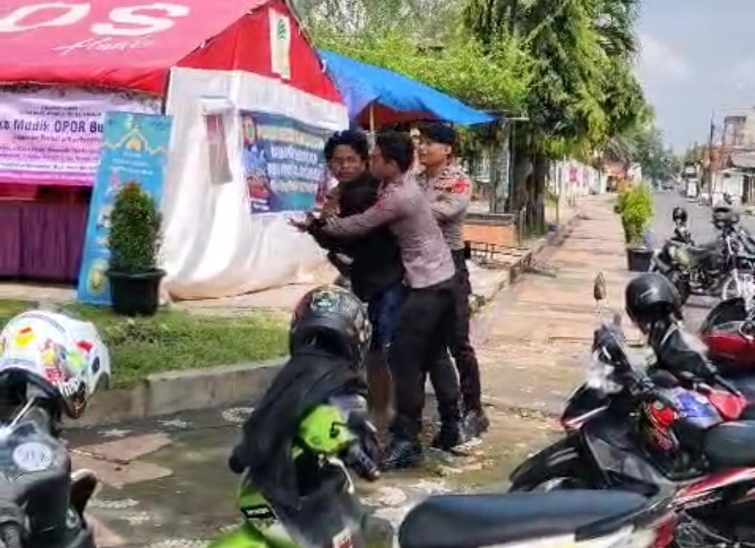Di Balik Keramaian Pos Terpadu, Petugas Dokkes Polres Banjar Tenangkan ODGJ dengan Ayat Suci