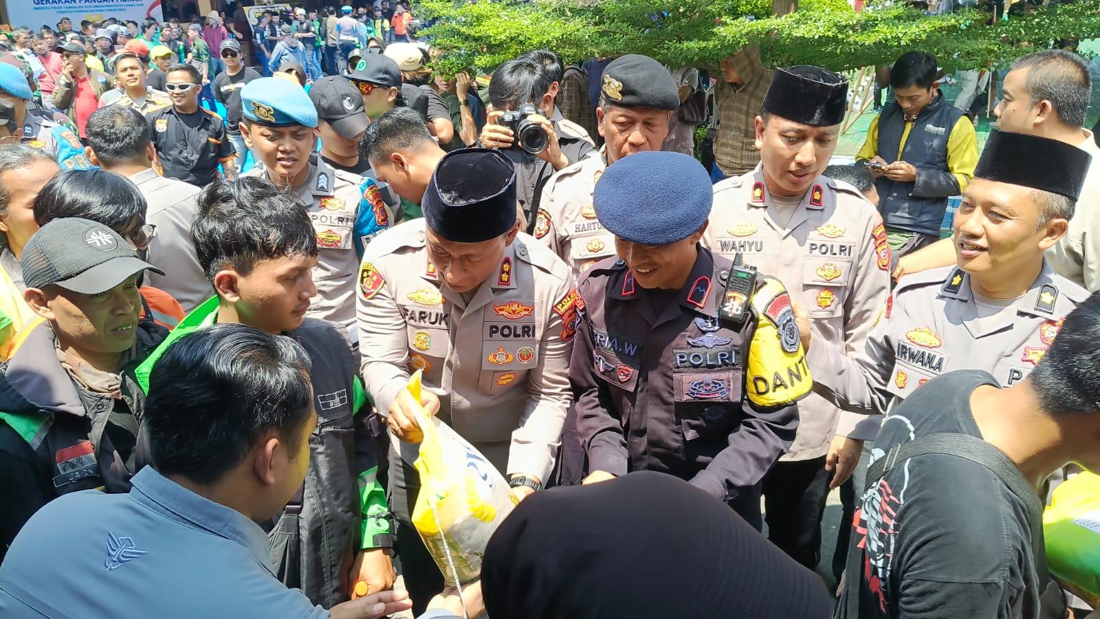 Di Tengah Memanasnya Aksi Ojol di Jakarta, Ratusan Driver Ojol di Tasikmalaya Dapat Bantuan Empat Ton Beras dari Forkopimda