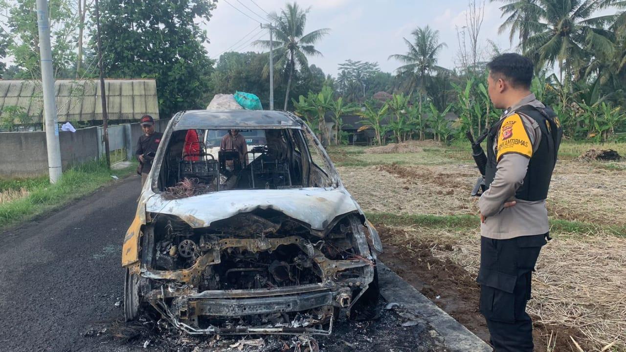 Diduga Korsleting, Mobil CRV Hangus Terbakar di Handapherang Cijeungjing Ciamis
