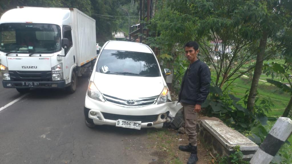 Diduga Mengantuk, Minibus Pemudik Alami Kecelakaan Tunggal di Salawu Tasikmalaya