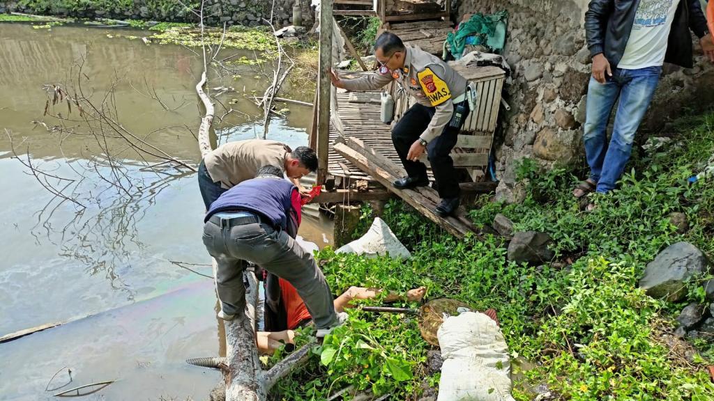 Diduga Terpeleset saat Cari Kayambang, Komar Ditemukan Tewas di Kolam Ikan Sukaratu Tasikmalaya
