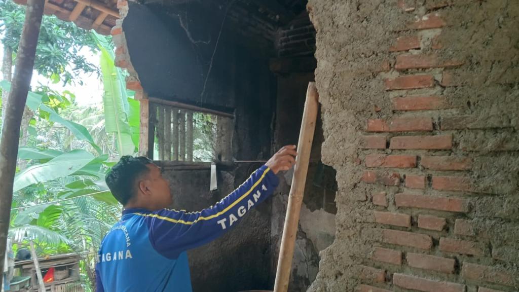 Diguyur Hujan Deras, Dinding Dapur Rumah Warga di Pamarican Ciamis Jebol
