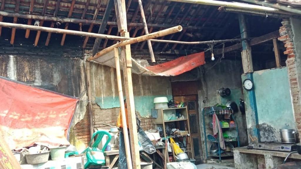 Diguyur Hujan Deras Dua Hari, Rumah Warga Kota Banjar Ambruk