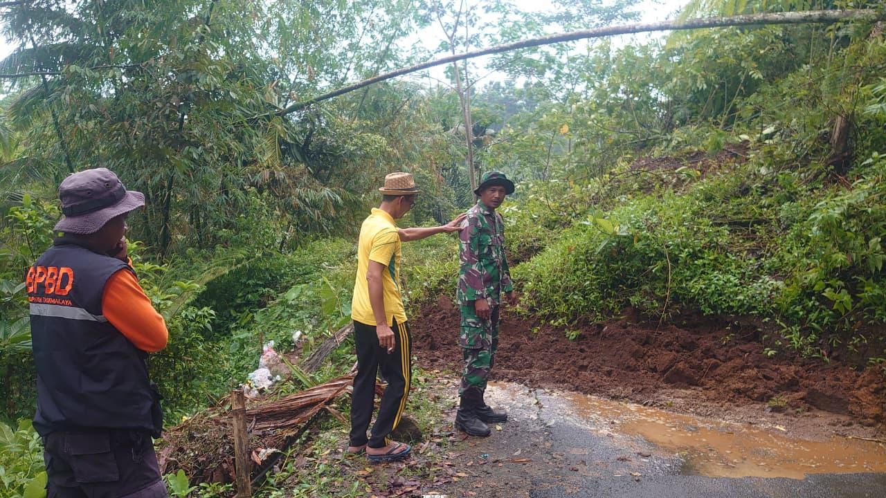 Diguyur Hujan Semalaman, Longsor Tutup Akses Jalan Penghubung Empat Desa di Tasikmalaya