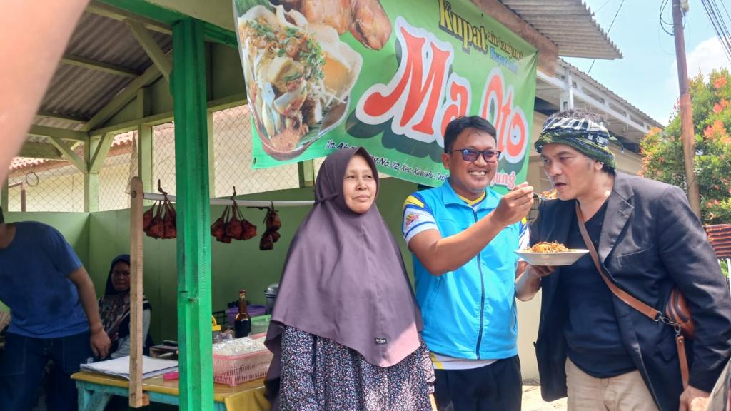 Diky Chandra Kunjungi Kupat Tahu Tanjung Mak Oto Bersama Partai Gelora