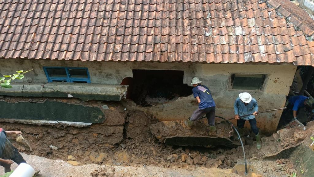 Dinding Rumah Warga di Ciamis Jebol Akibat Longsor