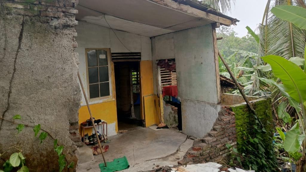 Dinding Rumah Warga di Pamarican Ciamis Jebol Diterjang Hujan Deras