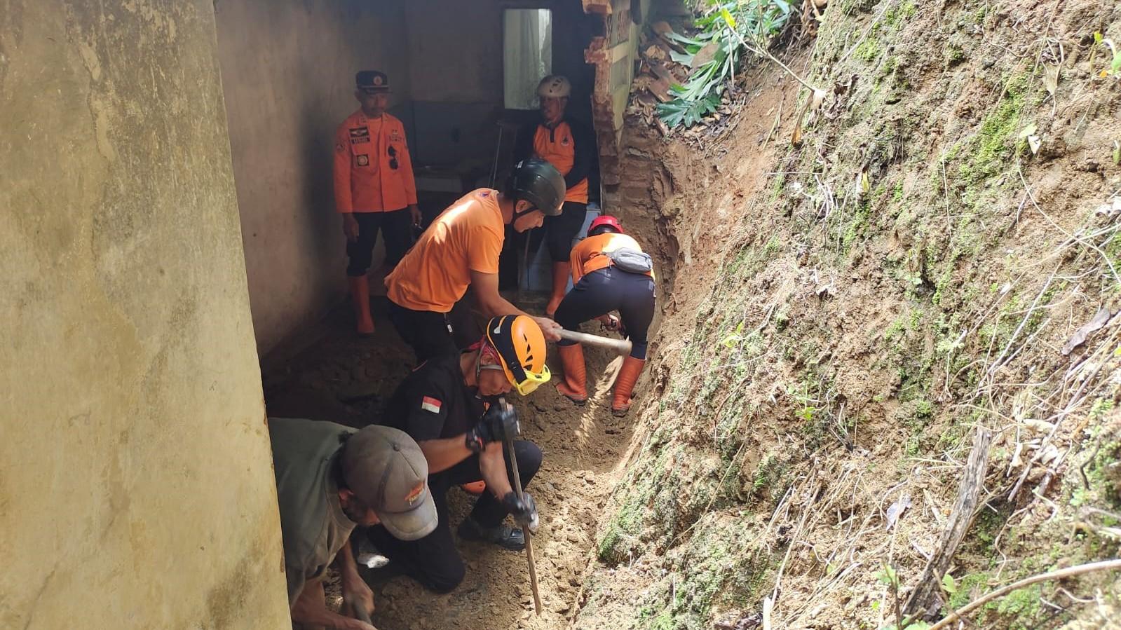 Dinding Rumah Warga di Rajadesa Ciamis Jebol Tertimpa Longsor