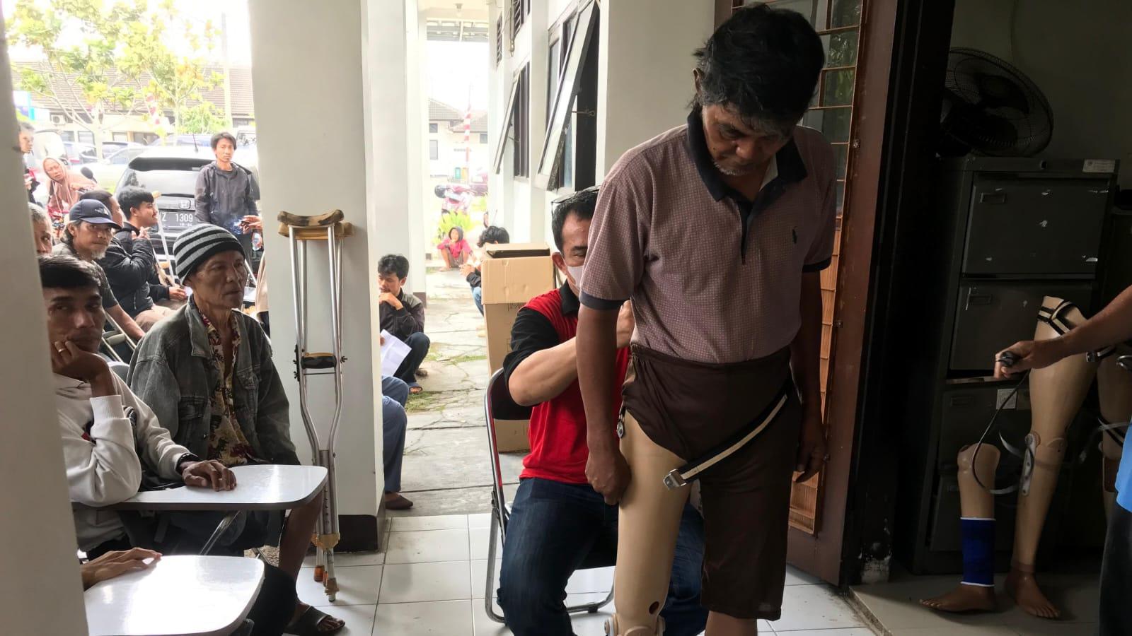 Dinsos Kota Tasikmalaya Berikan Bantuan Kaki dan Tangan Palsu untuk Penyandang Disabilitas