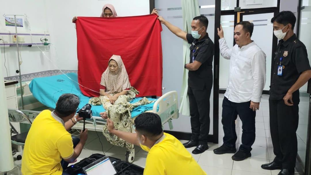 Disdukcapil Ciamis Jemput Bola, Rekam KTP-el Lansia yang Sakit dan Hidup Sebatangkara